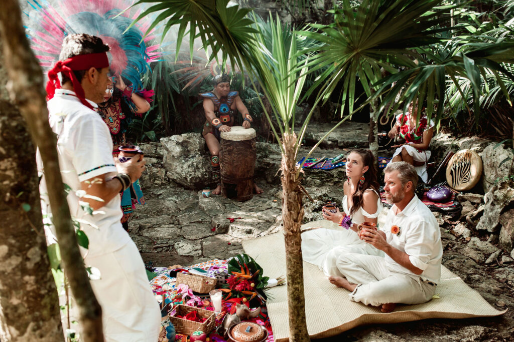 Pareja compartiendo un ritual de sanación con cacao antes de su boda en un entorno natural y espiritual.