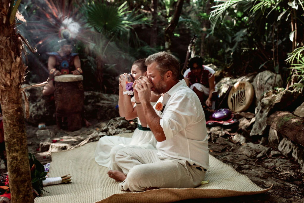 Música medicina y sonidos ancestrales acompañando una ceremonia de boda en un cenote sagrado.