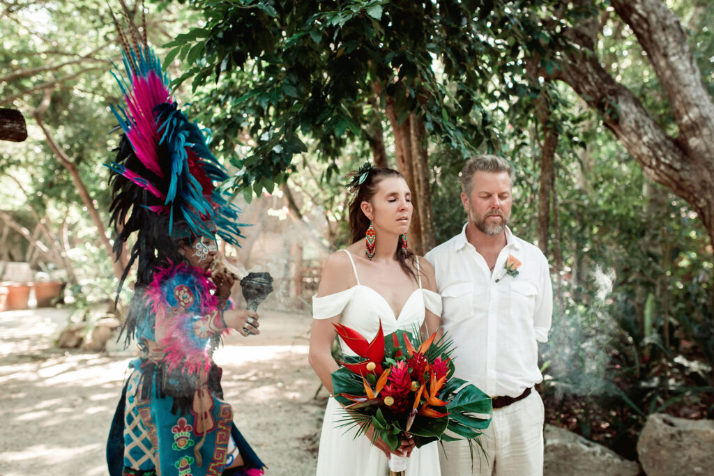 Ceremonia espiritual de boda guiada por la intención y la sabiduría ancestral dentro de un cenote privado.