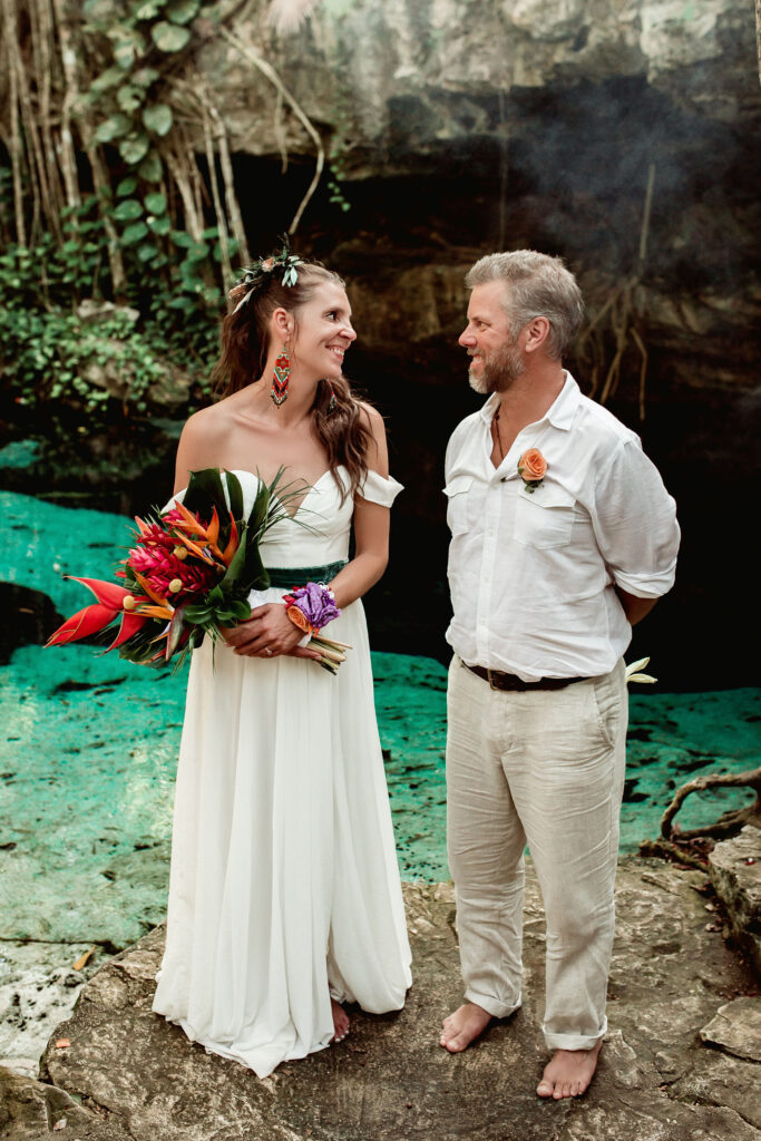 Celebración de boda consciente en un cenote, honrando el amor, la naturaleza y la conexión sagrada.