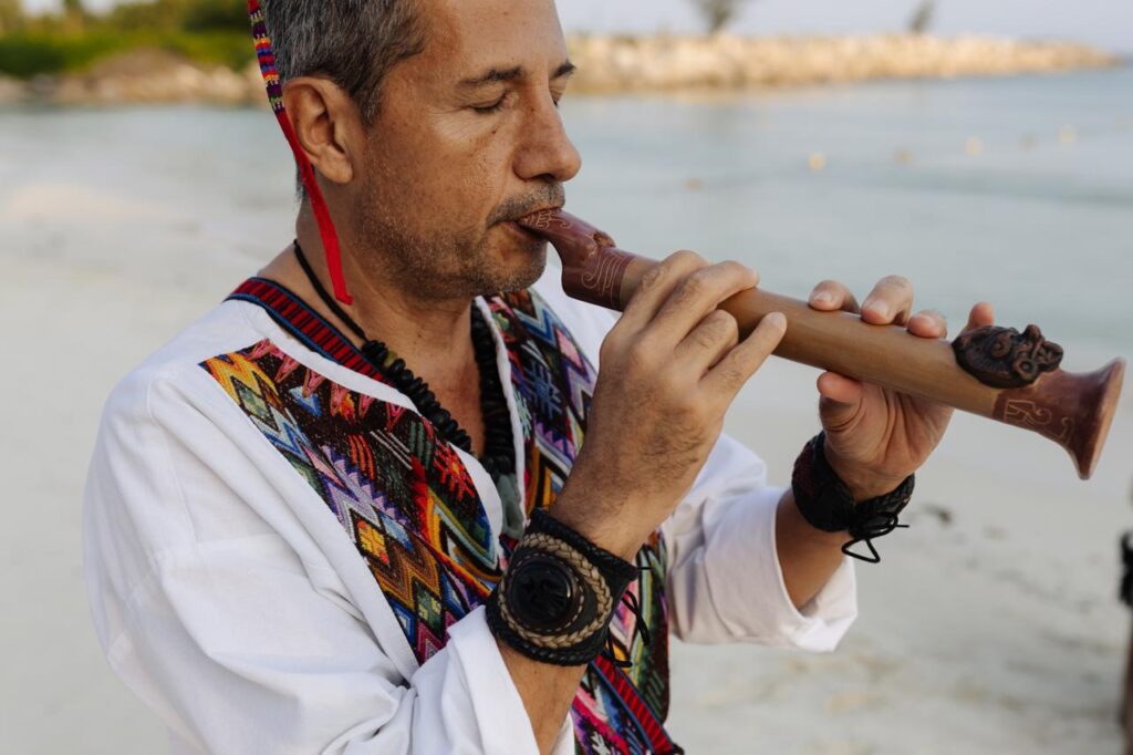 Chaman tocando la flauta en una sanación con sonido