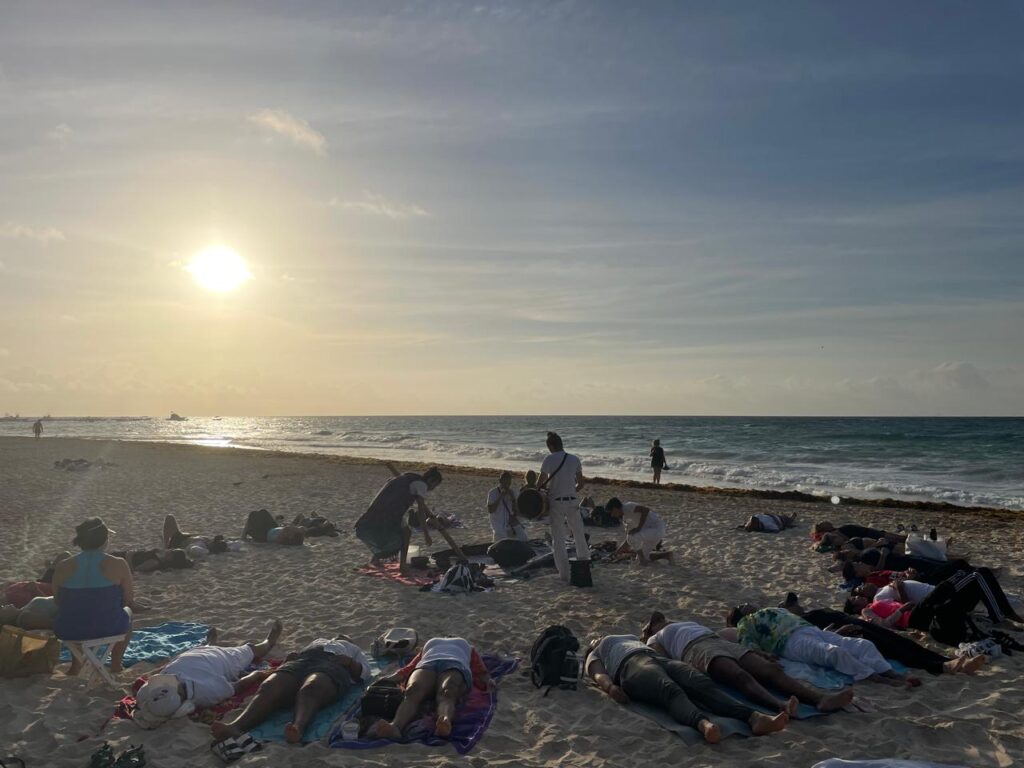 Sanación con sonido en la playa al amanecer