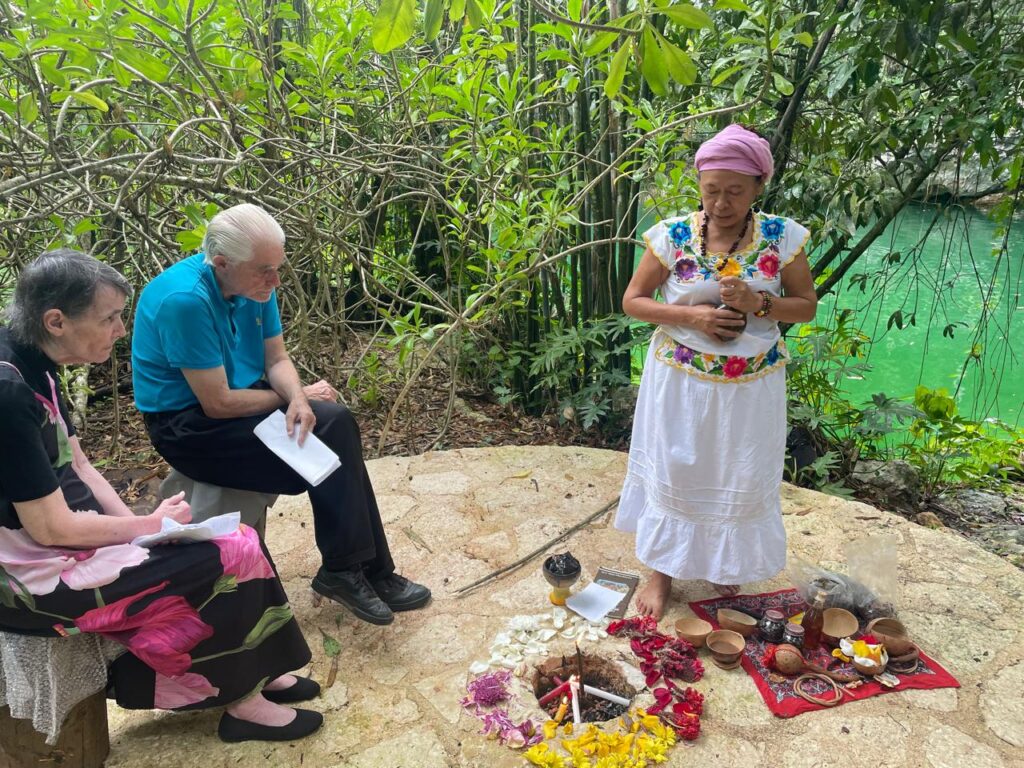 Chamana maya en una ceremonia de fuego nuevo en cenote