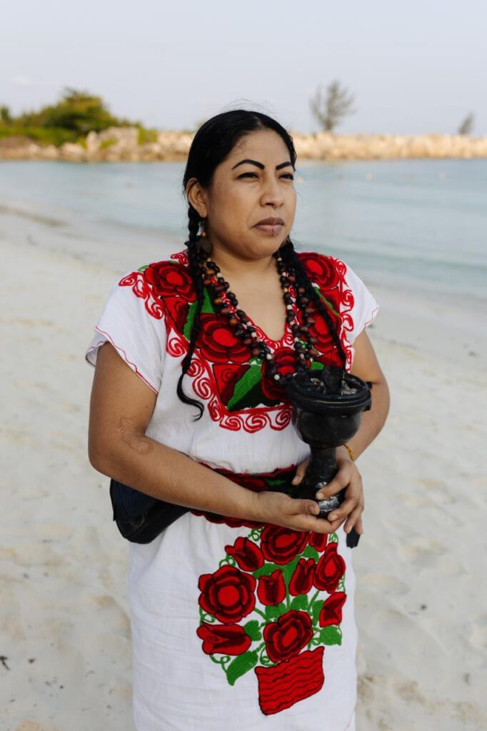 Sahumadora en la playa con una copalera 