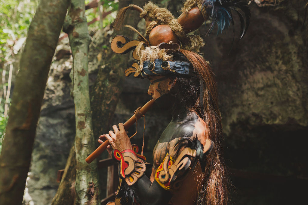 Musico prehispanico tocando la flauta
