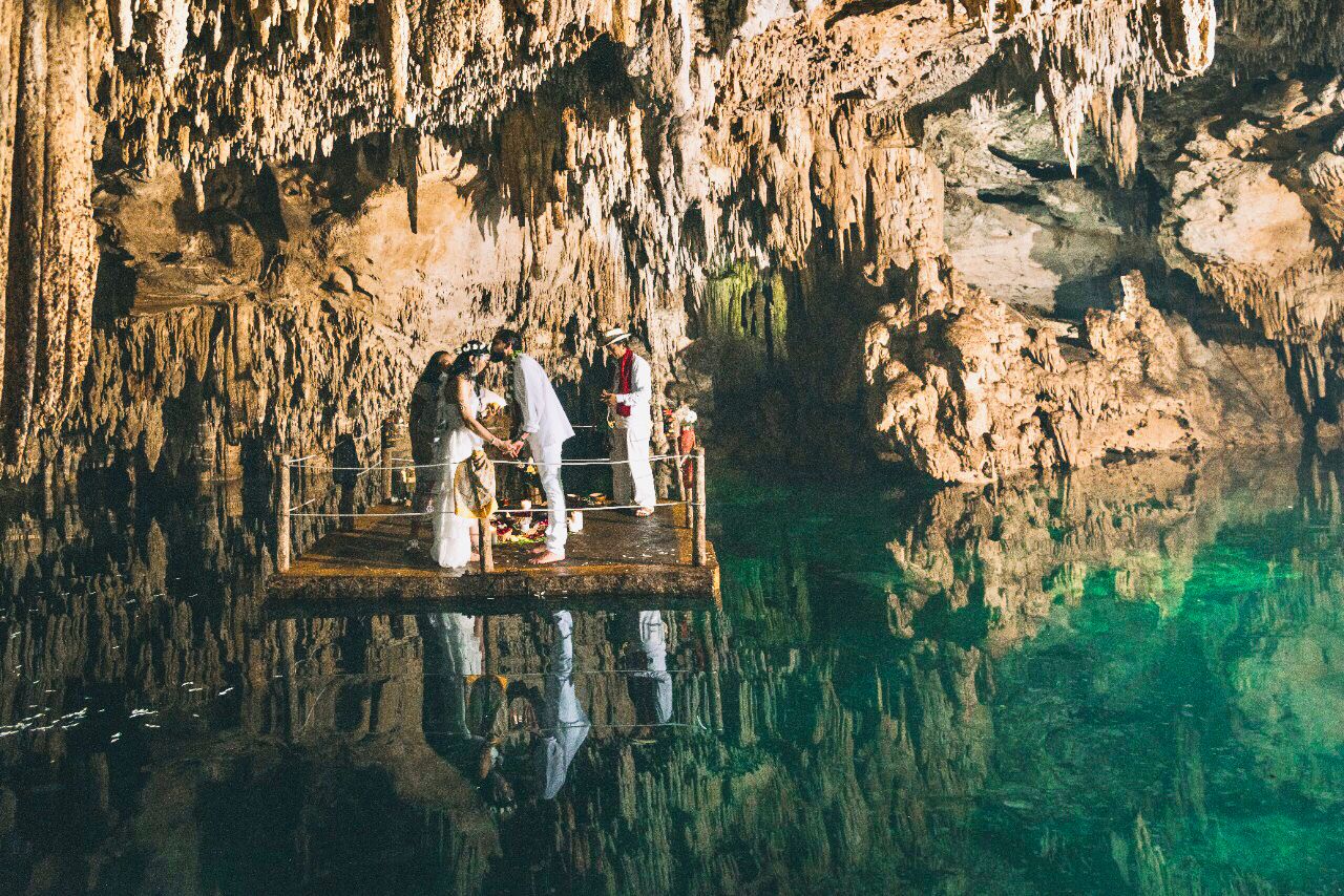 Una boda maya en una plataforma sobre el agua dentro de una cueva