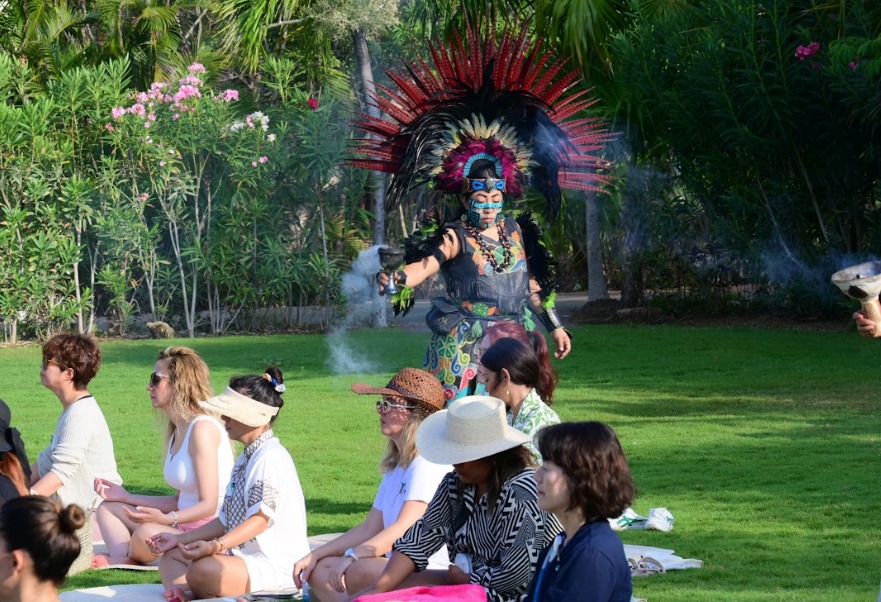 Elevando la energía con el sagrado incienso copal durante la ceremonia de cacao