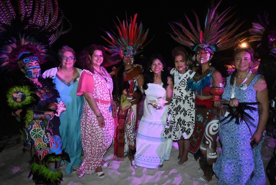 Foto con los danzantes mayas para nunca olvidar este momento