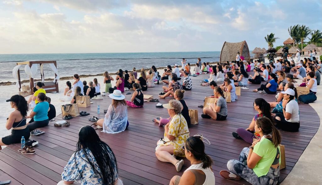 Meditación al amanecer conectando con el agua