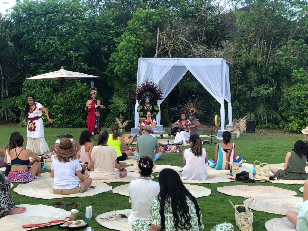 El grupo de Healy en sanación con sonido (sound healing) en Fairmont Mayakoba'